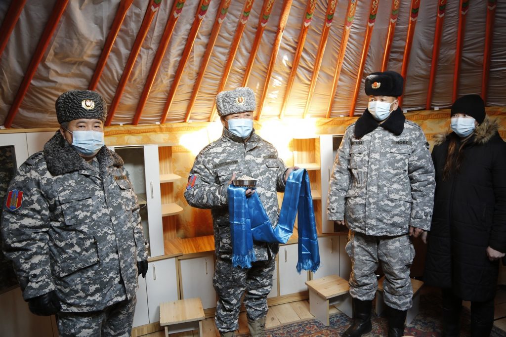 Ахлах ахлагч Т.Гантулгад иж бүрэн таван ханатай гэр бэлэглэж, мөнгөн тусламж үзүүллээ