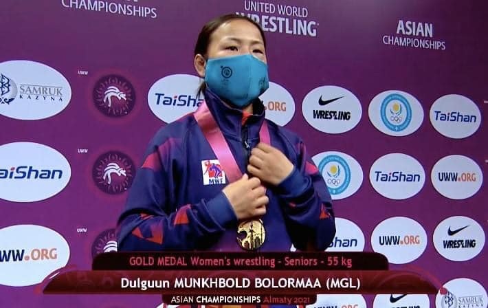 П.Буяндэлгэр Төрийн далбаагаа мандуулсан Азийн аваргадаа медалийг нь гардуулав