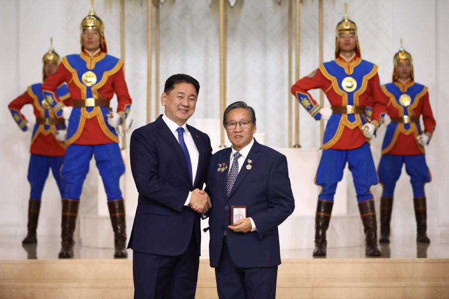 Бөөр, элэг шилжүүлэн суулгах аргыг нэвтрүүлж, нутагшуулсан Д.Нямсүрэн, О.Сэргэлэн нарт Ардын эмч цол хүртээлээ