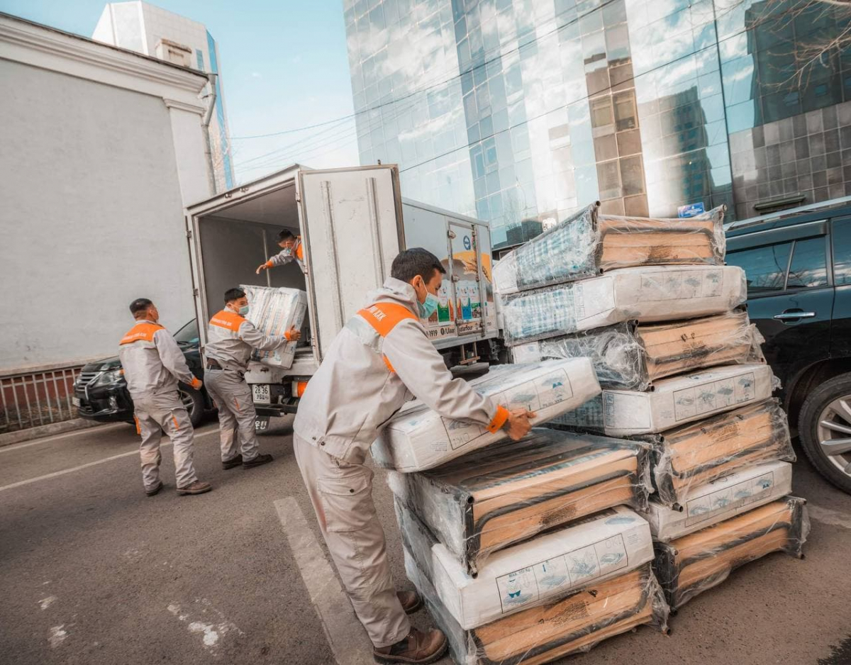 “Таван богд” группийнхэн эрүүл мэндийн байгууллагуудад дэмжлэг үзүүллээ