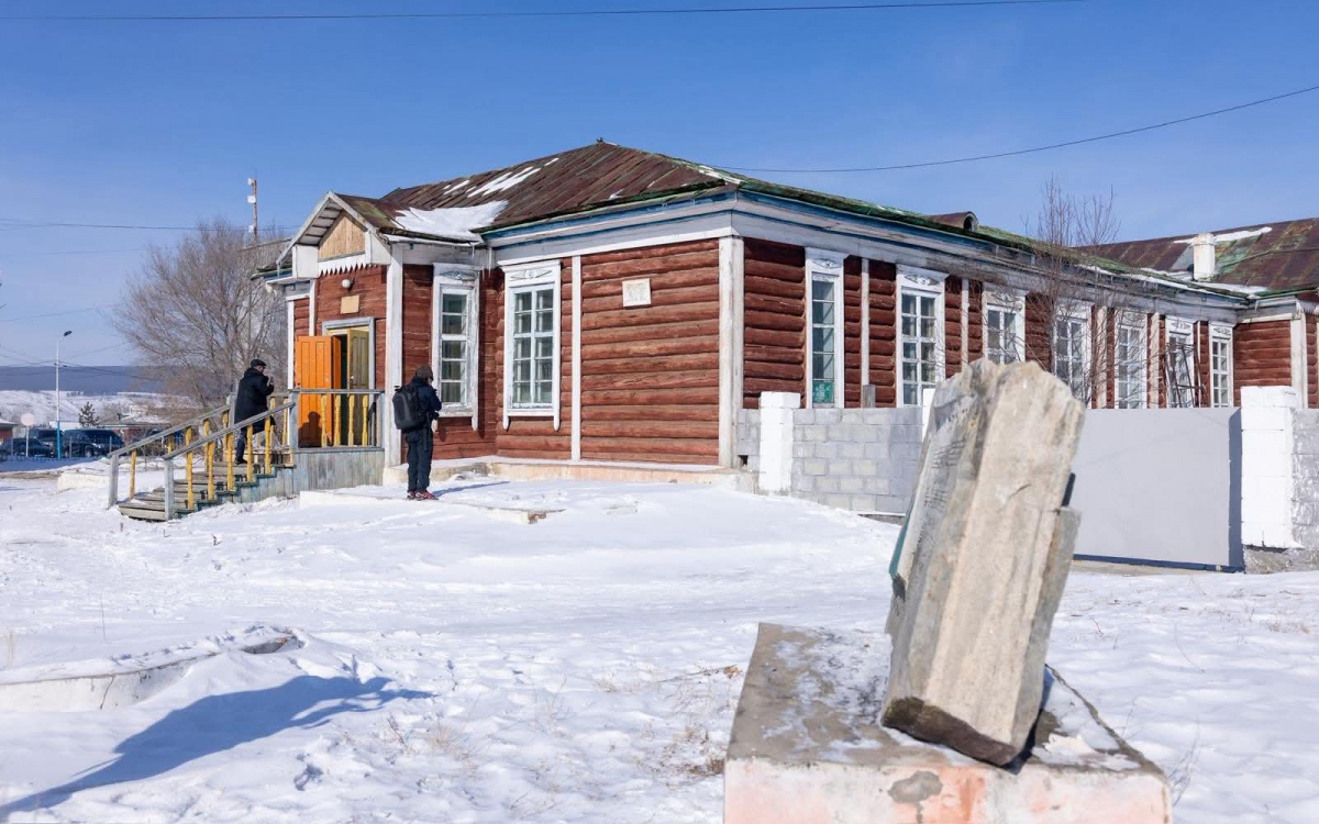 УИХ-ын дарга Н.Учрал эхлээд Ардын түр Засгийн газар байрлаж байсан байраар зочиллоо.