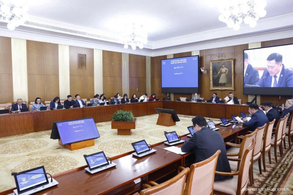 Эрхтэн, эд, эс шилжүүлэн суулгах тухай хуулийн төсөлтэй холбогдлуулан боловсруулсан хууль, тогтоолын төслүүдийг хэлэлцэв