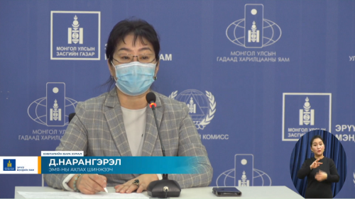 Эмч, эмнэлгийн ажилтан цэрэг, цагдаагийнхныг вакцинжуулж байна