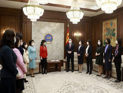 Эмэгтэйчүүдийн өдрөөр эмэгтэй гишүүд хуулийн төсөл өргөн барилаа