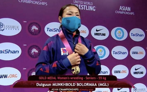 П.Буяндэлгэр Төрийн далбаагаа мандуулсан Азийн аваргадаа медалийг нь гардуулав