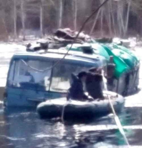 “Ерөө” голыг гатлах гэж байгаад мөсөнд цөмөрсөн ачааны хоёр машиныг аврагчид гаргажээ.