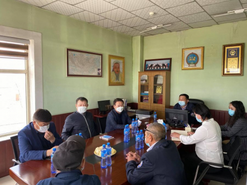 ЗТХ-ийн сайд орон нутгийн зам засварын компанийн ажилтай танилцаж байна