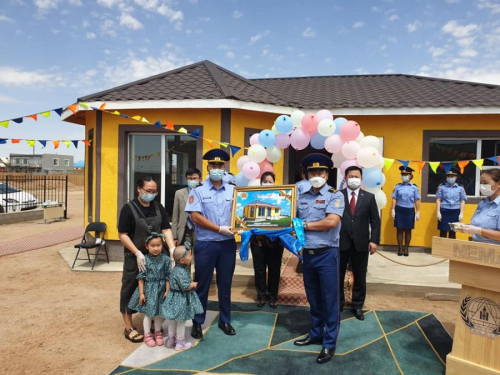 Шилдэг албан хаагчийнхаа гэр бүлд хувийн орон сууц барьж өглөө.