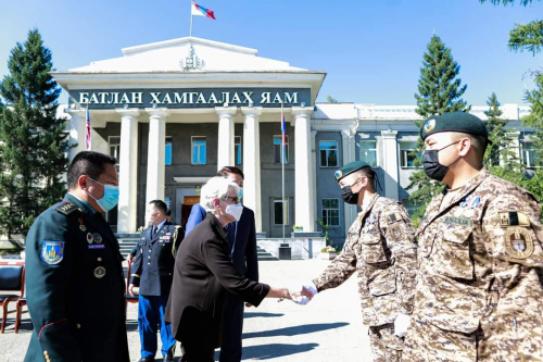У.Шерман Монголын Зэвсэгт хүчний цэргийн багт талархал илэрхийлэв