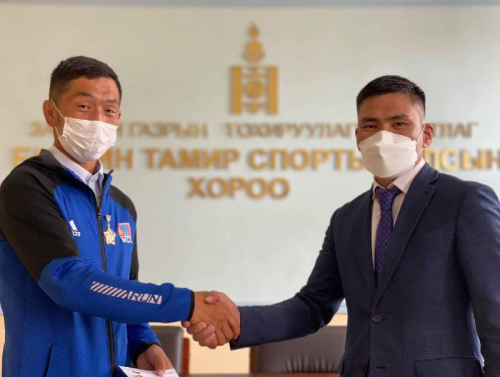 Хөвсгөлөөс Улаанбаатар хот хүртэл гүйсэн Д.Гантулгыг "Алтан-Од"-оор шагналаа