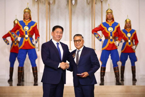 “Өгөөж чихэр боов” компанийн ерөнхий захирал С.Түмэнгэрэлд Хөдөлмөрийн баатар цол хүртээлээ