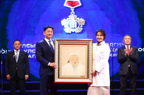 Улсын Нэгдүгээр төв эмнэлгийг Хөдөлмөрийн баатар цолоор шагналаа