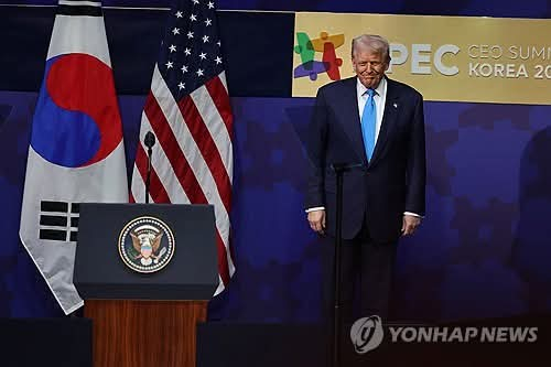 АНУ-ын Ерөнхийлөгч Дональд Трамп Өмнөд Солонгост хүрэлцэн ирлээ.