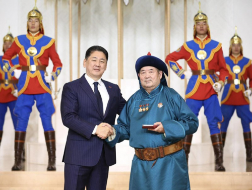 Ардын багш Сэндэнжавын Дуламд Хөдөлмөрийн баатар цол хүртээлээ