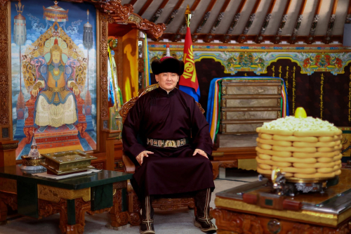 XVII жарны “Сүрээр дарагч” хэмээх Гал морин жилийн сар шинийн баярын мэндийг өргөн дэвшүүлье.