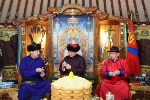 Монгол Улсын Ерөнхийлөгч У.Хүрэлсүх Есөн хөлт цагаан туганд хүндэтгэл үзүүлж, Төрийн золголт хийв.